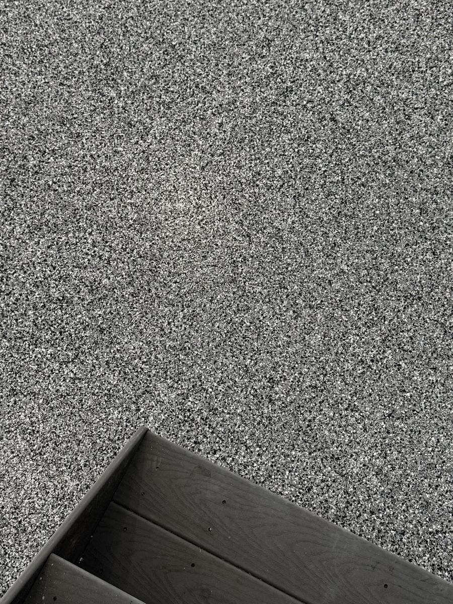 Flake floor at a stair tread